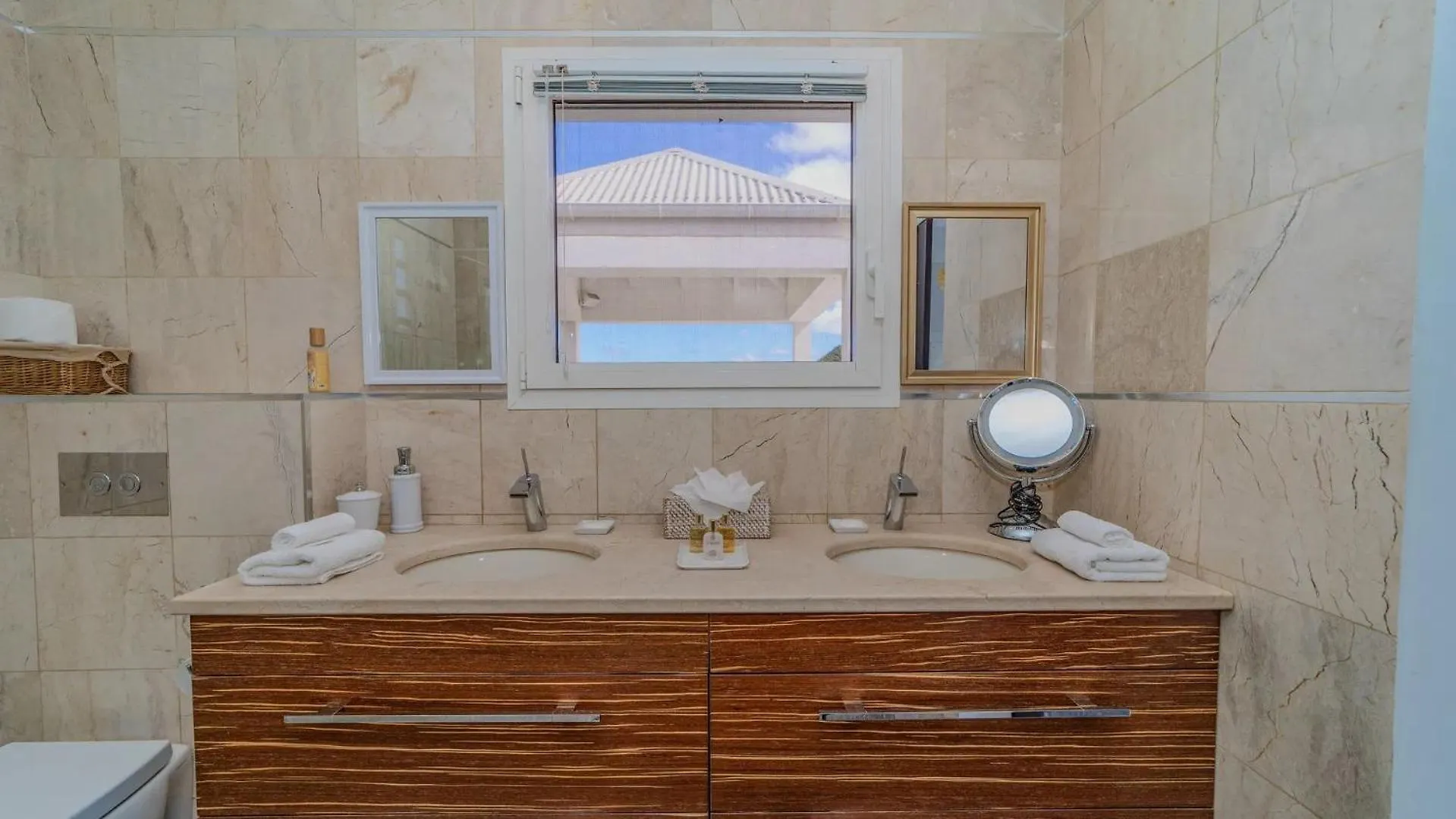 Amazing Villa With Views Over the Bay غوستافي